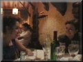 Pilar Cabrera y Marisol Mendive cenando después del concierto en un acogedor restaurante rústico.