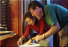     El Compositor trabajando con Pilar Cabrera 
al gran Organo Grenzing de la Catedral de Madrid