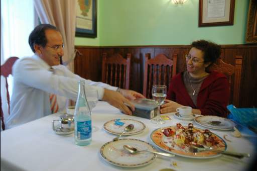 Pilar Cabrera receiving a present during lunch 
 from General Secretary of C.E.M. (sponsors),
       Mr. Javier González de Lara y Sarria.