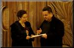 After the recital:
Málaga's composer Miguel Pérez
handing over his composition 'NANA', 
dedicated to Pilar Cabrera's sun Lorenzo
