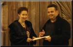 After the recital:
Málaga's composer Miguel Pérez
handing over his composition 'NANA', 
dedicated to Pilar Cabrera's sun Lorenzo